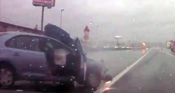 Yağmurun Islatıp Kaydırdığı Yolda Hızla Giden Araç Kazadan Son Anda Kurtuldu