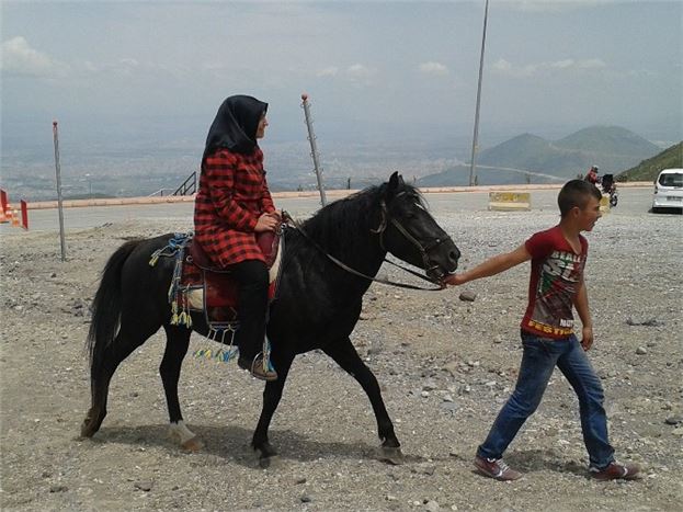 Kayseri Erciyes'te Atlı Cirit Gösterisi İzleyicileri Etkiledi