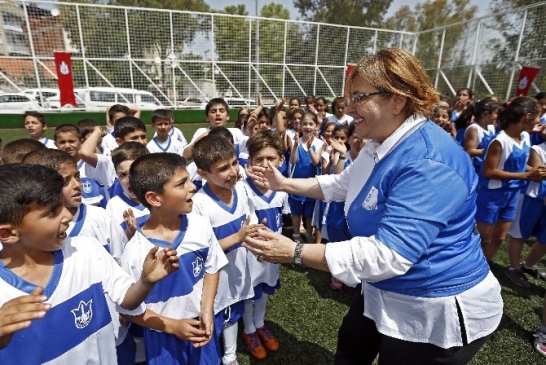 İzmir Konak'ta Tarık Gencay Spor Tesisleri Yenilendi ve Hizmete Girdi