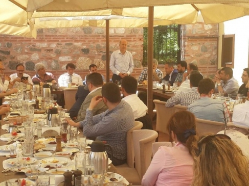 Bursa'da AK Parti İl Başkanı Cemalettin Torun, milletvekili adaylarıyla kahvaltı yaptı.