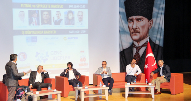 Rüştü Reçber, Çanakkale'de düzenlenen etkinlikte futbol hayatındaki en büyük hatasının Barcelona'dan Türkiye'ye dönmek olduğunu ifade etti.