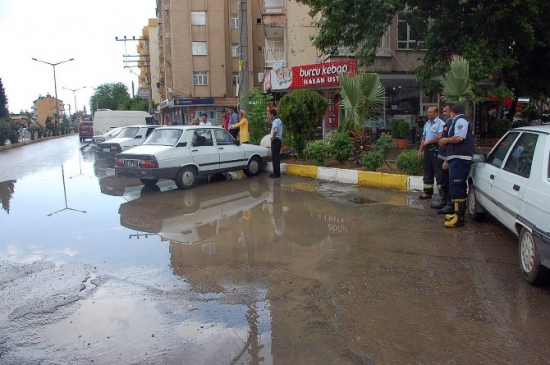 Adıyaman Merkez'de Şiddetli Yağmur ve Dolu Nedeniyle İzgaralar Tıkandı