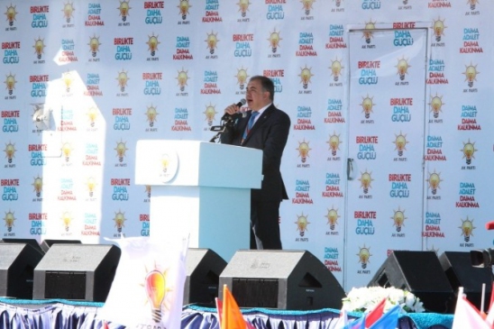 İzmir'de düzenlenen mitingde Başbakan Ahmet Davutoğlu, muhalefet partilerine yüklenerek AK Parti'nin durdurulamayacağını ifade etti.