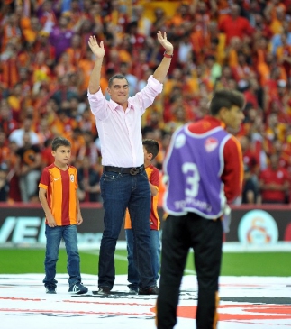 Galatasaray'da Efsane Oyunucu Mondragon, Türk Telekom Arena'da Taraftarları Selamladı
