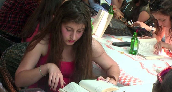 Düzce'de Öğrenciler, "Edebiyat Yapmadan Önce Okuyoruz" Etkinliği Düzenledi