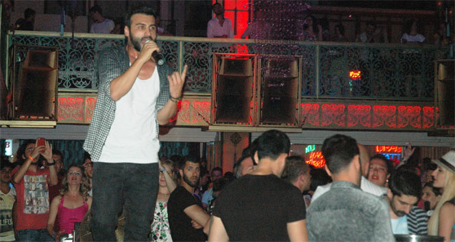 Bodrum Pasha Club'de Emre Kaya Hayranlarını Coşturdu