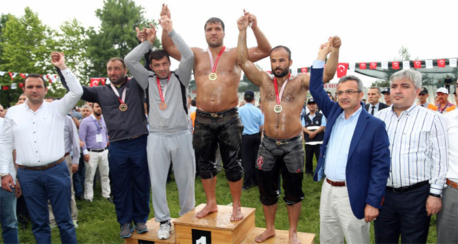 Gebze Hünkar Çayırı'nda düzenlenen yağlı güreşlerde Recep Kara başpehlivan oldu.