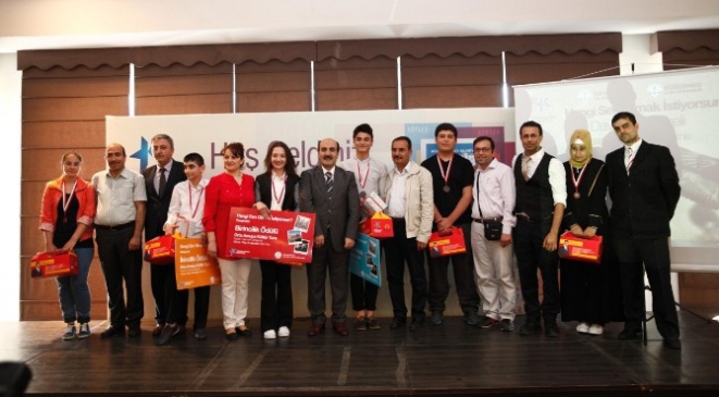 Küçükçekmece'de 'Davranış Güzeli' ve 'Hangi Sen Olmak İstiyorsun' Yarışmalarında Ödül Töreni Düzenlendi