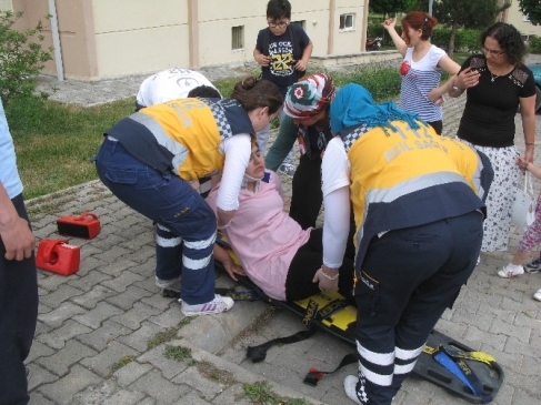 Tokat Niksar'da Yolun Karşısına Geçen 15 Yaşındaki Çocuğa Otomobil Çarptı