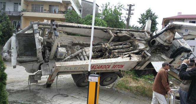 Düzce Akçakoca'da Beton Pompası Devrilme Tehlikesiyle Karşılaştı