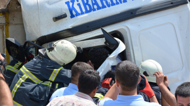 TIR, kamyona çarptı 3 yaralı!