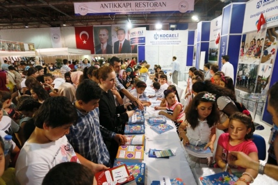 Kocaeli'de Bilgievleri Öğrencileri 500 Yazarlı Kitaplarını İmzaladı