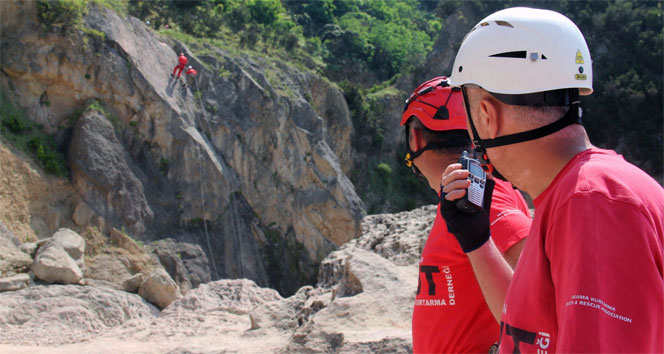 Giresun'da AKUT Ekibi, Eğitim Amaçlı Sarp Kayalıklara Tırmandı