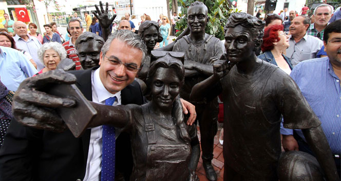 İzmir Karşıyaka'da Öz Çekim Temalı Heykel İlgi Gördü