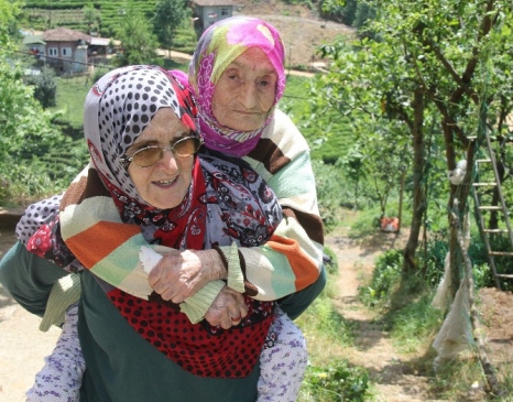 Rize Dörtyol Köyü'nde 66 Yaşındaki Gelin, 104 Yaşındaki Kaynanasını Sırtında Taşıyor