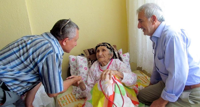 Balıkesir Edremit'te 111 Yaşındaki Yasma Nine Ameliyat Oldu
