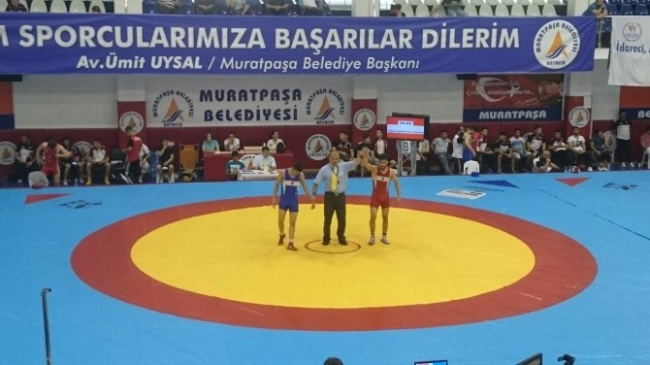 Balıkesir'de Büyükşehir Belediyespor'un Güreşçileri Uluslararası Turnuvada Öne Çıktı