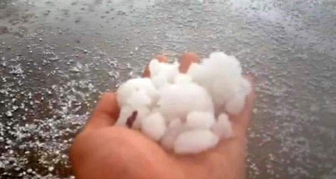 Ankara Keçiören'de Dolu Yağışı Sakinleri Şaşırttı