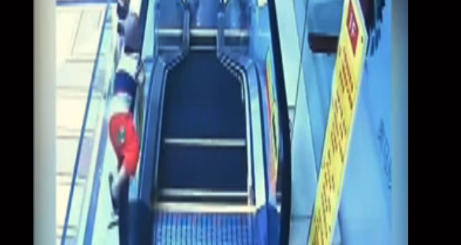 Dongguan'daki Alışveriş Merkezinde İki Yaşındaki Çocuk Yürüyen Merdivenden Düştü