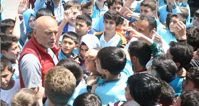 Rize İmam Hatip Lisesi'nde Forma Dağıtan Hikmet Karaman Zor Anlar Yaşadı