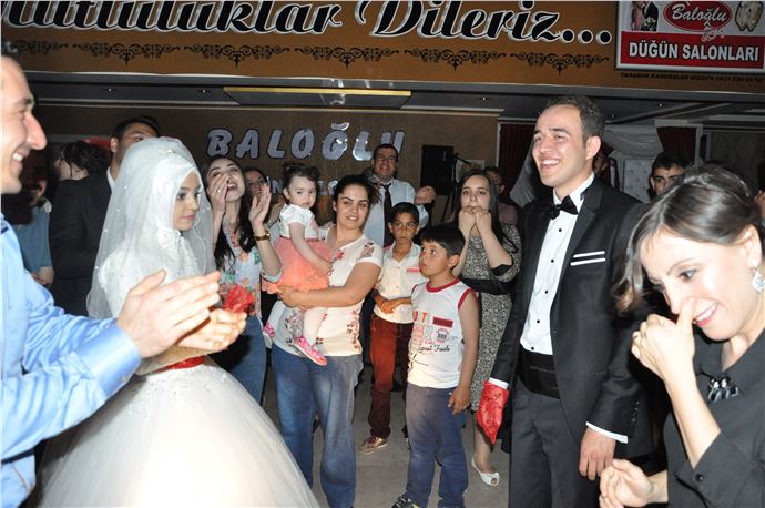 Kırıkkale'de Düğün Salonunda Elektrik Kesintisi Sonrası Otomobil Sokuldu