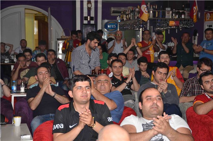 Bakü'de Galatasaray Taraftarları 2-0'lık Galibiyeti Coşkuyla Karşıladı