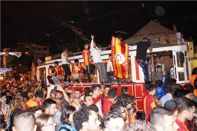 İstanbul Taksim Meydanı'nda Galatasaray'ın Beşiktaş'ı 2-0 Yenmesiyle Coşkuya Doyulmadı