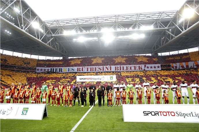 İstanbul'da Galatasaray Taraftarları Derbi Öncesi Pankart Açtı