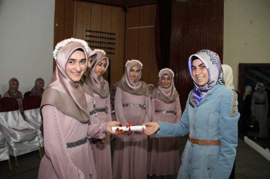 Oltu'da Ayşe Ana Kız Kur'an Kursu'nda Yılsonu Diploma Töreni Gerçekleşti