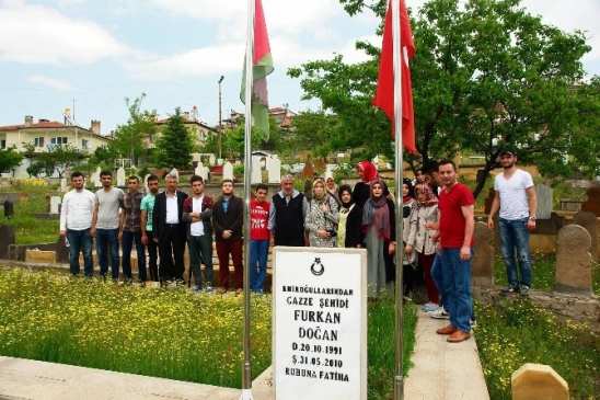 Hisarcık İHH Gönüllüleri, Kayseri'de Furkan Doğan'ın Mezarını Ziyaret Etti