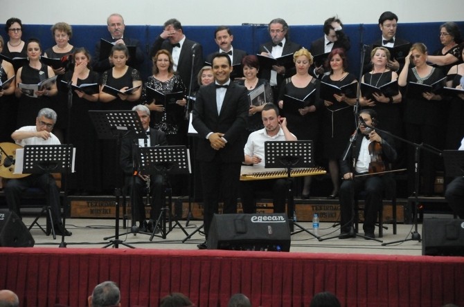 Süleymanpaşa'da Yıl Sonu Konseri, Eğlenceli Anlar Sunarak İlgiyi Üzerine Çekti