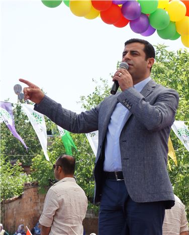 Denizli'de Selahattin Demirtaş, Erdoğan'ı AKP Genel Başkanı Olarak Nitelendirdi