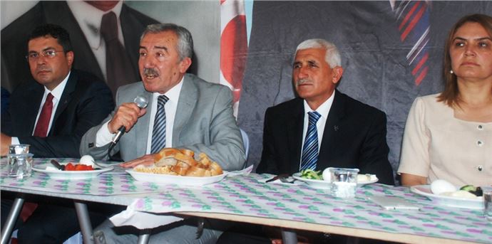 Osmaniye'de MHP İl Başkanı Fahri Kuyulu, Cumhurbaşkanı'nın anayasa ile belirlenen görevlerini aştığını belirtti.