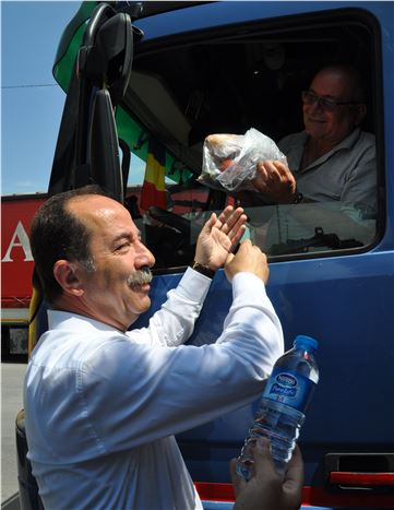 Edirne Kapıkule'de TIR Kuyruğundaki Sürücülere Kumanya Dağıtıldı