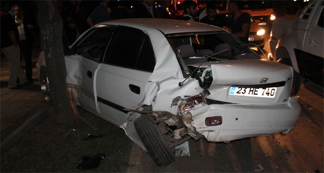 Elazığ Merkez'de İki Otomobilin Çarpışması Sonucu 4 Kişi Yaralandı