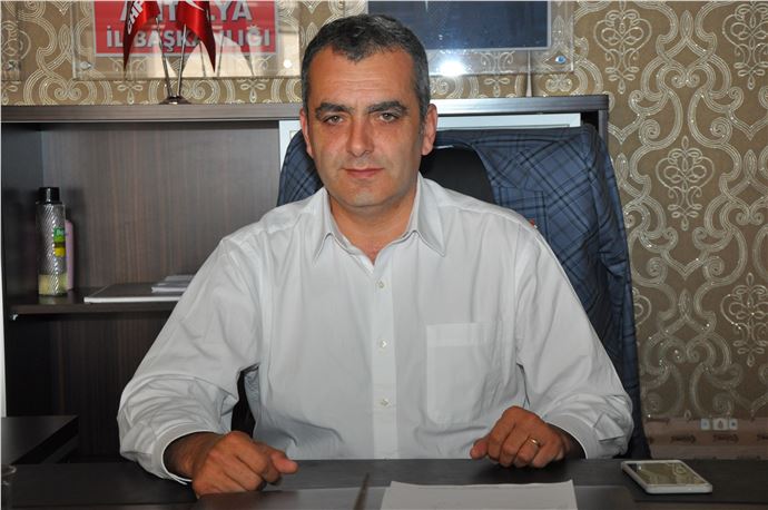 Antalya'da CHP İl Başkanı Semih Esen, Vali Türker'in talimatına rağmen siyasi paylaşımlar yapan okul müdürü için harekete geçilmesini istedi.