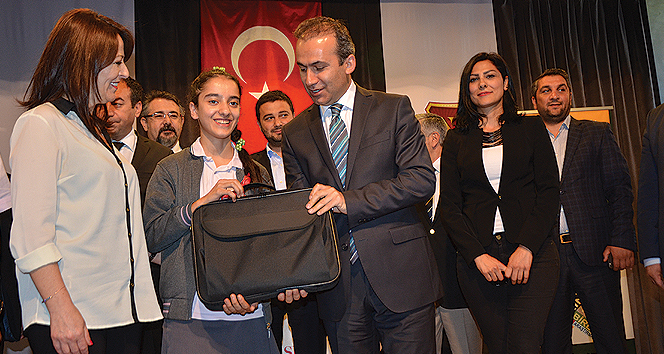 İstanbul Kağıthane'de "Küçük Hayaller Büyük Projeler" Etkinliği Sonucunda 20 Öğrenci Burs Kazandı