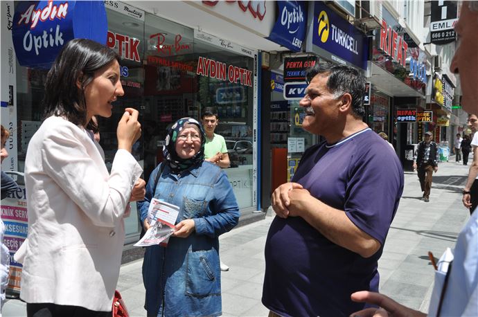 Çorum'da MHP Milletvekili Adayı Aybüke Topçubaşı Ekici, İşaret Diliyle Oy İstedi