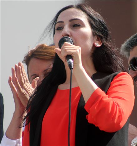 Kayseri'de Figen Yüksekdağ, Başkanlık sistemini eleştirerek hırsızlık ve yolsuzluk iddialarında bulundu.
