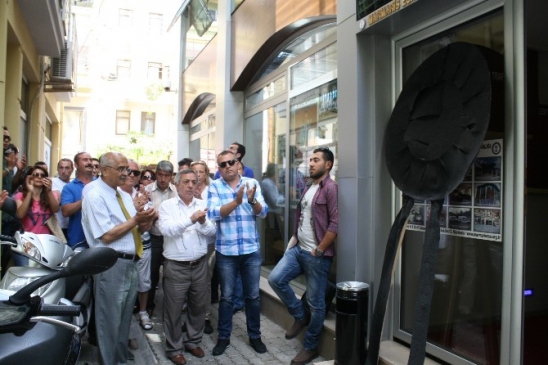 Marmaris'te CHP'liler, Esnaf Odası'na siyah çelenk bıraktı.