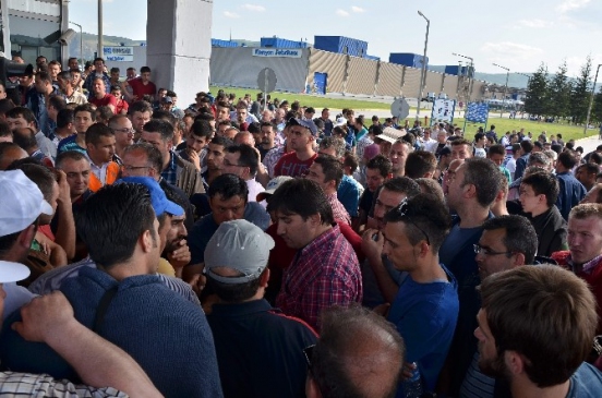 Eskişehir'de Ford Otosan Fabrikası'nda İşçiler Eylem Yapıp Fabrika Bahçesini Terk Etti