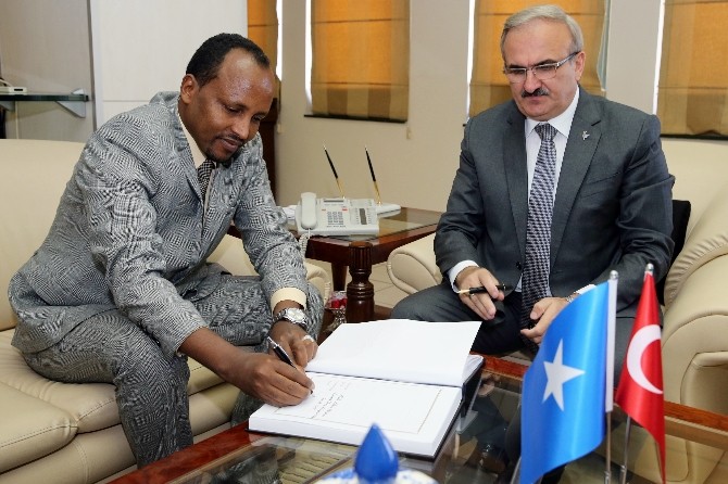 Bursa'da Somali Bay Vilayeti Valisi Abdi Aden Hosow, Vali Karaloğlu'nu Ziyaret Etti