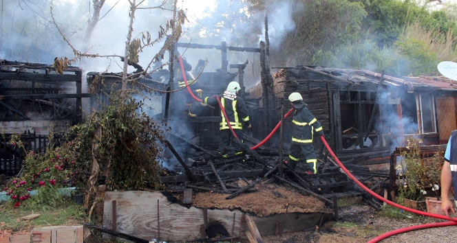 Tekirdağ Kumbağ Mahallesi'nde Ocaktan Sıçrayan Kıvılcım Üç Evi Kül Etti