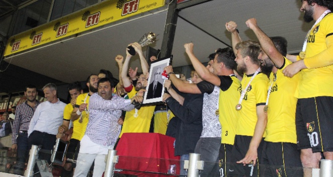 İstanbulspor, Çorum Belediyespor'u 3-1 mağlup ederek Spor Toto 2. Lig'e yükseldi