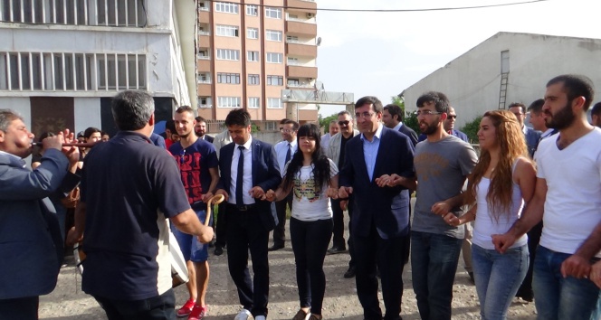 Diyarbakır'da Cevdet Yılmaz Gençlerle Halay Çekerek Destek Verdi