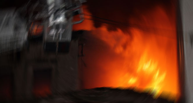 Eskişehir'de Bir Cam Fabrikasında Yangın Çıktı, Çok Sayıda İtfaiye Ekibi Müdahale Ediyor