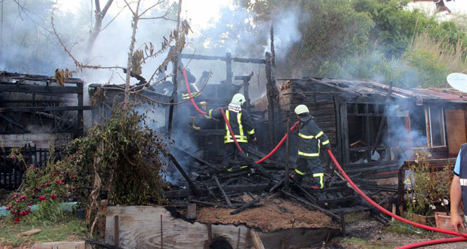 Tekirdağ Kumbağ Mahallesi'nde Ocaktan Sıçrayan Kıvılcım 3 Evi Kül Etti