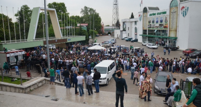 Bursa'da Bursaspor-Galatasaray Kupa Finali İçin Bilet Satışı Sırasında İzdiham Oluştu
