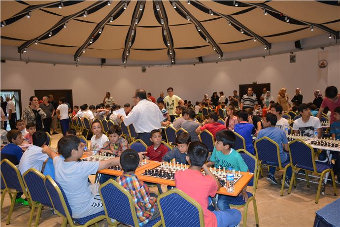 Adana Kozan'da Kurtuluş Etkinlikleri Kapsamında Satranç Turnuvası Düzenlendi