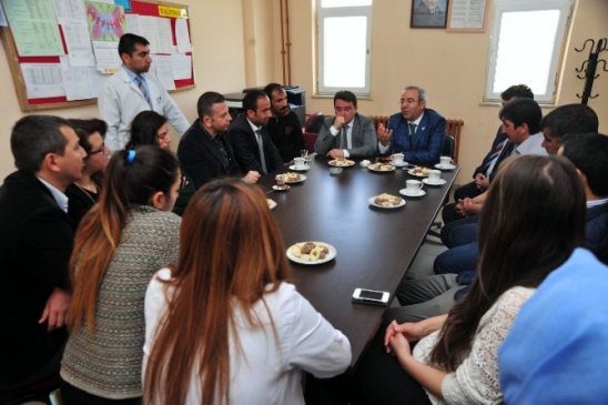 Van Gürpınar'da YYÜ Rektörü ve Kaymakam Okulu Ziyaret Etti